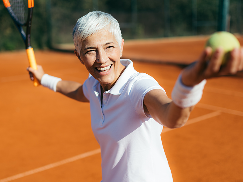 woman playing tennis